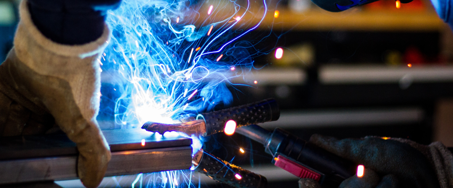 Photo de couverture d'un homme qui fait de la soudure